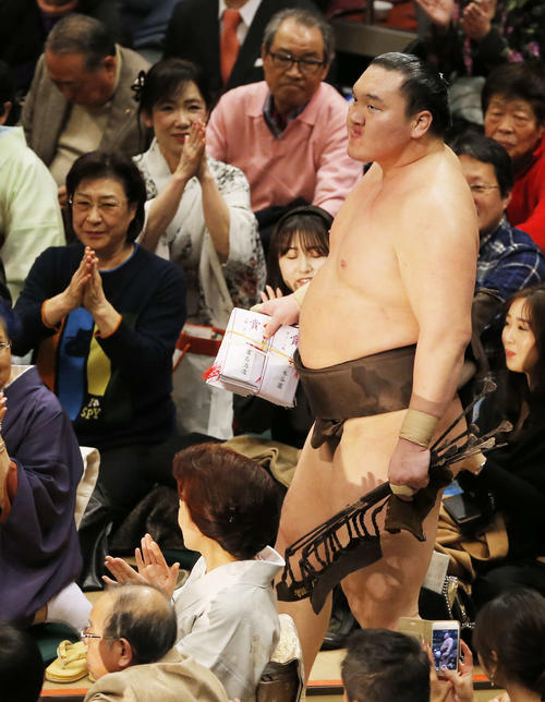 土俵引き揚げ時、天皇皇后両陛下のいる方向を見上げる白鵬（撮影・河田真司）