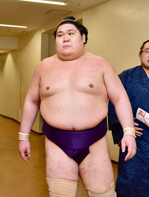 1敗を死守し花道を引き揚げる矢後（撮影・小沢裕）