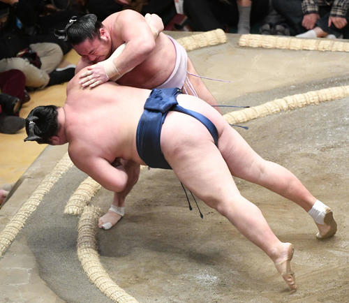 勢（下）に投げを打つ琴恵光（撮影・山崎安昭）