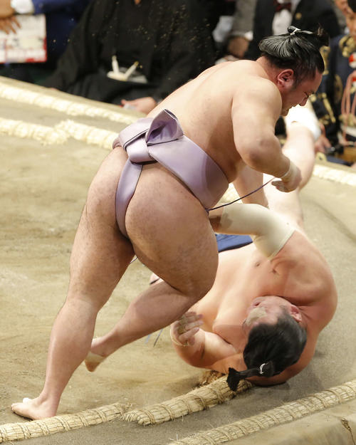 勢（下）を突き落としで破る琴恵光（撮影・河田真司）