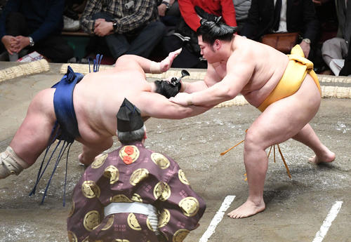 北勝富士（左）を引き落としで破る遠藤（撮影・山崎安昭）