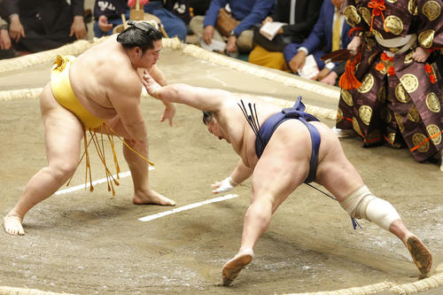 遠藤（左）に引き落としで敗れる北勝富士（撮影・河田真司）