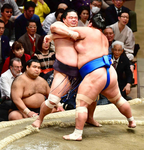 琴奨菊(右)は妙義龍を寄り倒しで下す(撮影・小沢裕)