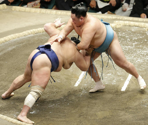 北勝富士(左)をはたき込みで破る玉鷲(撮影・河田真司)