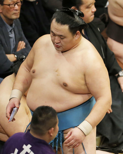 懸賞金を手に土俵から引き揚げる玉鷲(撮影・河田真司)