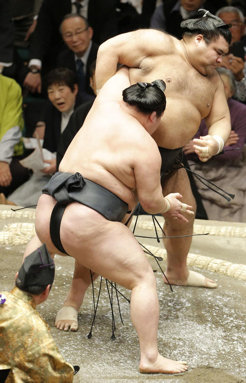 高安(右)を寄り切りで破る豪栄道(撮影・河田真司)