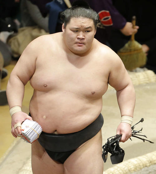 懸賞金を手に土俵から引き揚げる豪栄道(撮影・河田真司)