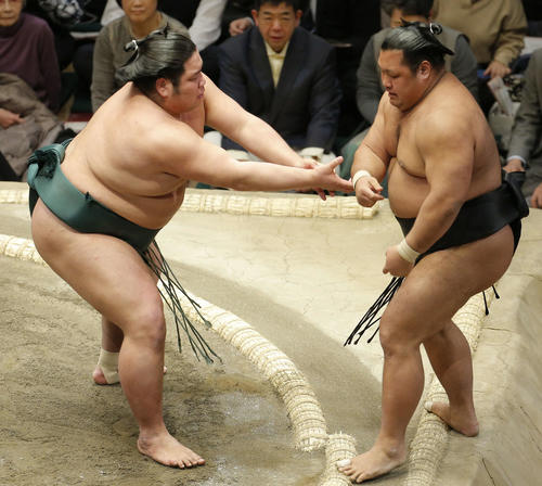 松鳳山(右)を押し出しで破る錦木(撮影・河田真司)