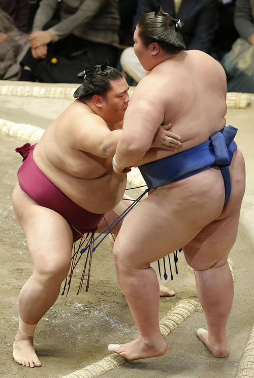 逸ノ城(右)を寄り切りで破る御嶽海(撮影・河田真司)