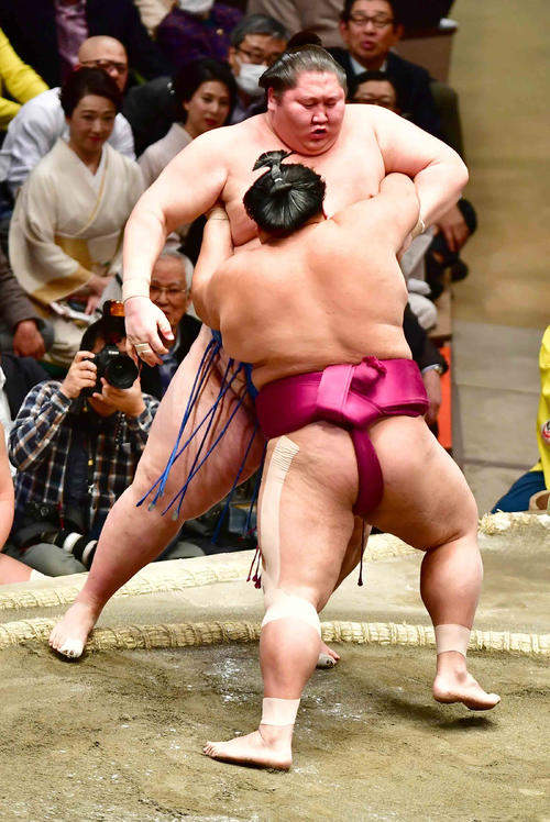 御嶽海は寄り切りで逸ノ城(奥)を下す(撮影・小沢裕)