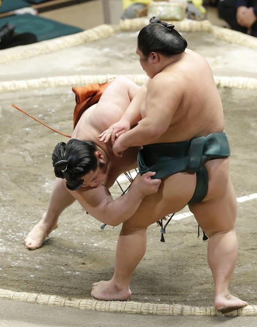 大翔丸（右）を寄り切りで破る貴源治（撮影・河田真司）