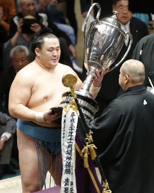 八角理事長（右）より賜杯が手渡される玉鷲（撮影・河田真司）
