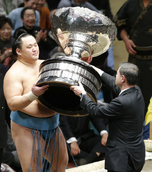 内閣総理大臣杯が手渡される玉鷲（撮影・河田真司）