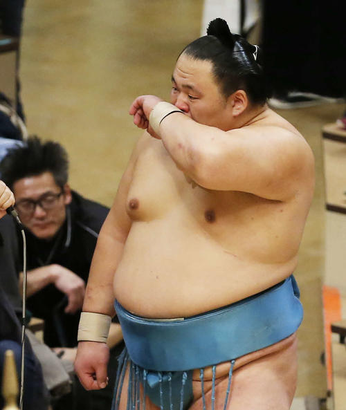 優勝インタビューで涙を浮かべる玉鷲（撮影・河田真司）