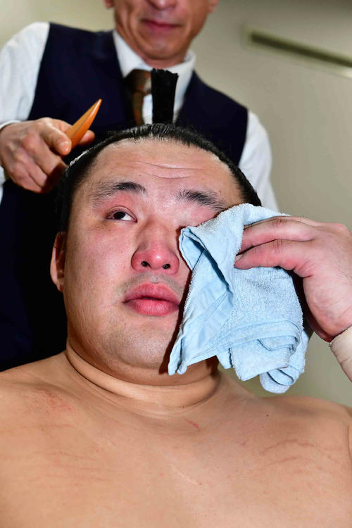 幕内初優勝を果たし支度部屋で感極まる玉鷲（撮影・小沢裕）
