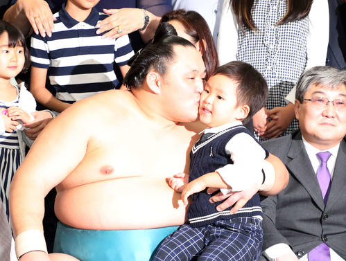 長男テルムン君（右）にキスする玉鷲（撮影・鈴木正人）