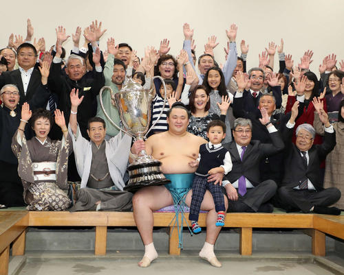 優勝しバンザイする玉鷲（撮影・鈴木正人）