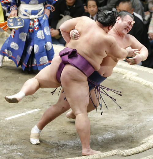 勢（右）を上手投げで破る朝乃山（撮影・河田真司）