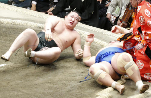 千代翔馬（左）を寄り倒しで破る琴奨菊（撮影・河田真司）