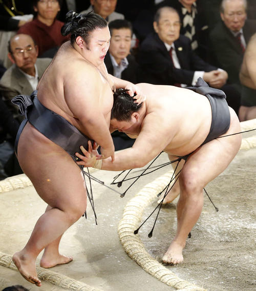 豪栄道（右）に押し出しで敗れる貴景勝（撮影・河田真司）