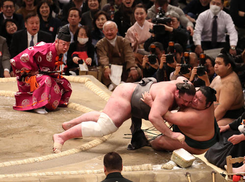 錦木（右）を寄り倒しで破る栃ノ心（撮影・白石智彦）