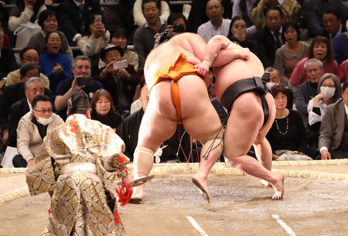 魁聖（左）を上手投げで破る豪栄道（撮影・白石智彦）