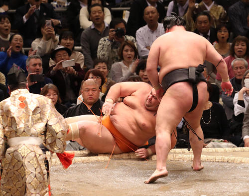 魁聖（左）を上手投げで破る豪栄道（撮影・白石智彦）