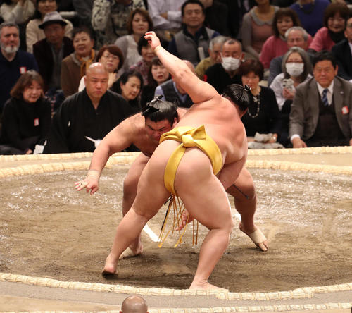 遠藤（手前）を押し出しで破る高安（撮影・白石智彦）