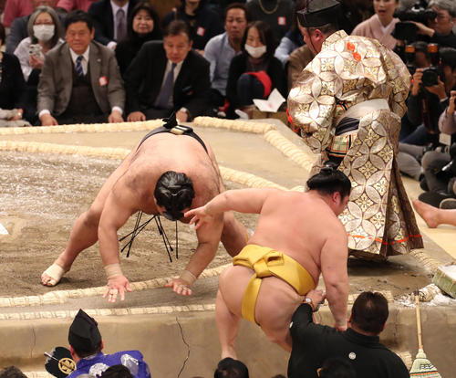 遠藤（右）を押し出しで破る高安（撮影・白石智彦）