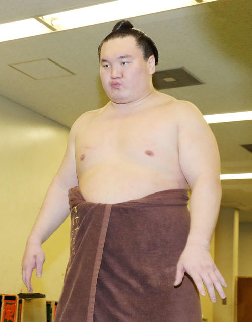 風呂から出てきた白鵬（撮影・鈴木正人）