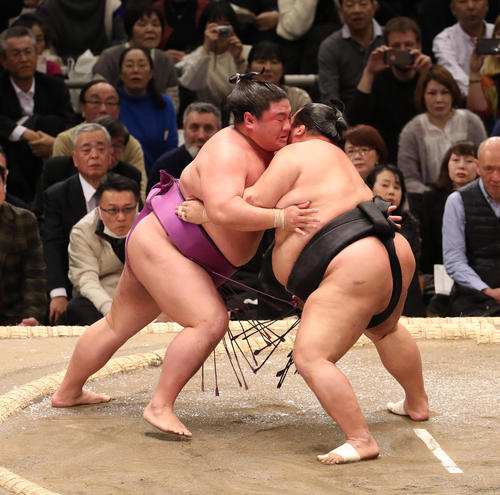 大相撲大阪場所　嘉風（左）を寄り切りで破る豊ノ島（撮影・白石智彦）