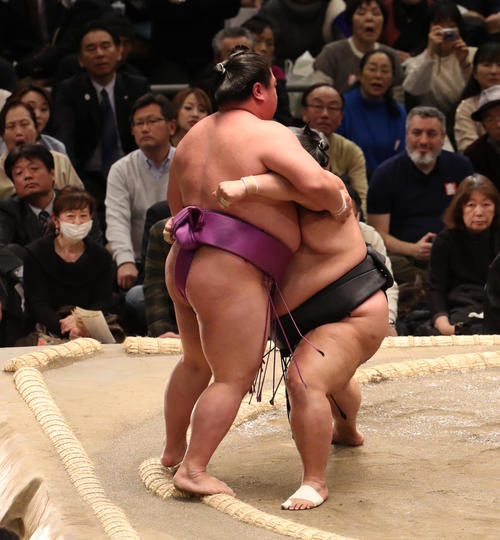 大相撲大阪場所　嘉風（左）を寄り切りで破る豊ノ島（撮影・白石智彦）