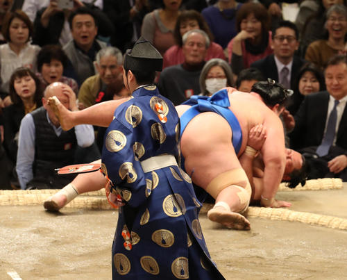 大相撲大阪場所　松鳳山（下）を寄り倒しで破る琴奨菊（撮影・白石智彦）