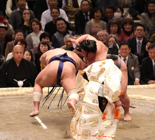 北勝富士（左）を引き落しで破る貴景勝（撮影・白石智彦）