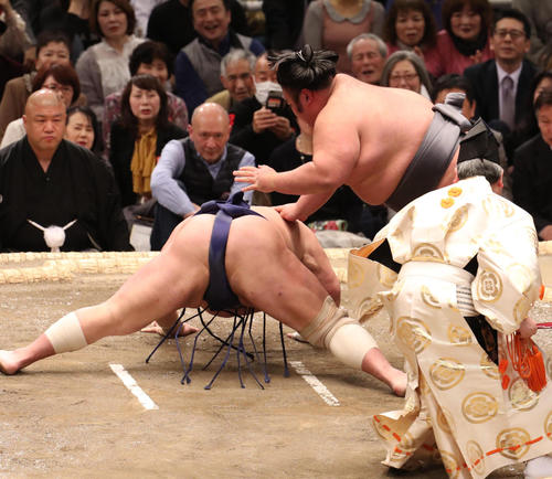 北勝富士（左）を引き落しで破る貴景勝（撮影・白石智彦）