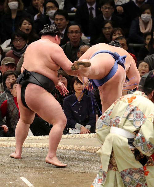 正代（右）を押し倒しで破る豪栄道（撮影・鈴木正人）