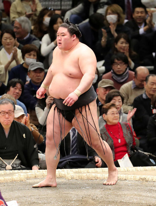 正代を押し倒しで破った豪栄道（撮影・鈴木正人）