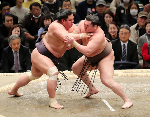 妙義龍（左）を激しく攻める白鵬（撮影・鈴木正人）