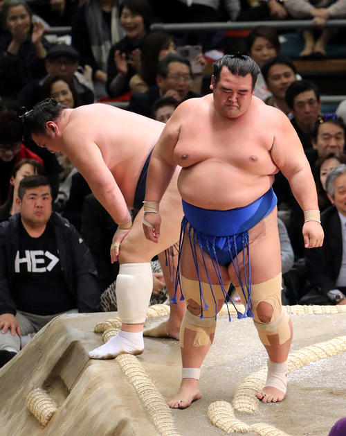 勢（左）を送り出しで破った琴奨菊（撮影・鈴木正人）