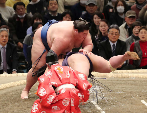 阿武咲（右）をはたき込みで破る逸ノ城（撮影・鈴木正人）