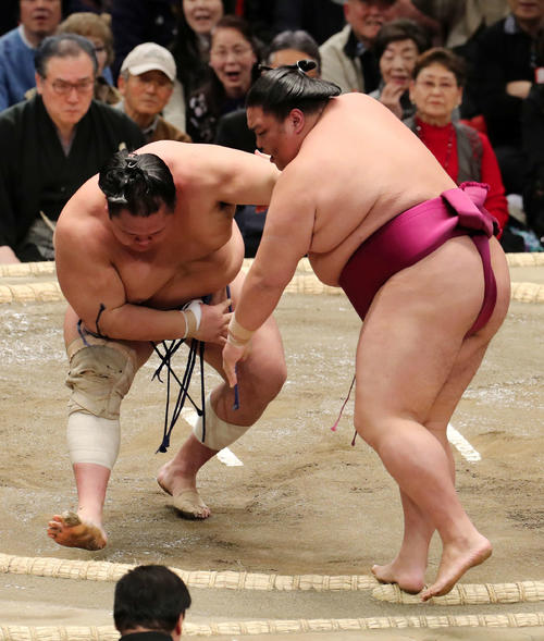 御嶽海（右）を押し出しで破る北勝富士（撮影・鈴木正人）
