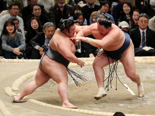 貴景勝（左）を押し出しで破る玉鷲（撮影・鈴木正人）