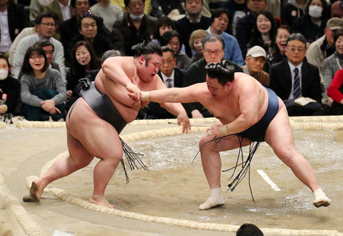 貴景勝（左）を押し出しで破る玉鷲（撮影・鈴木正人）