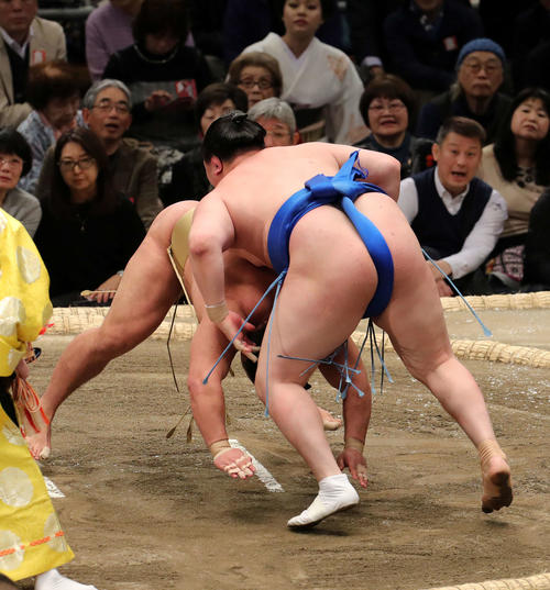 石浦(後方)を肩すかしで破る千代翔馬(撮影・鈴木正人)