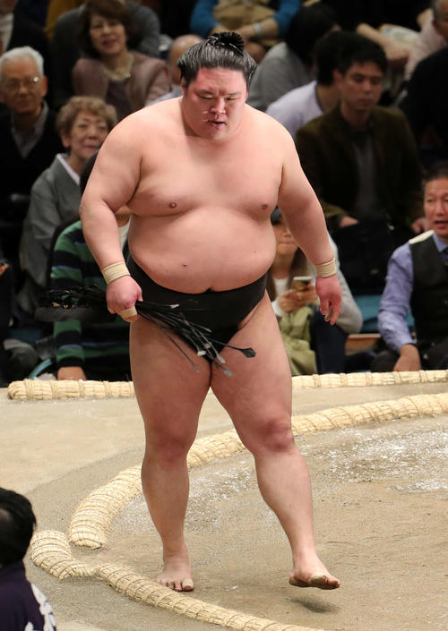 大栄翔に押し出しで敗れ土俵を引き揚げる豪栄道(撮影・鈴木正人)