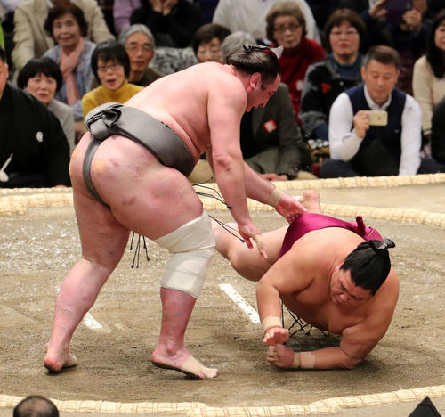 御嶽海(右)を上手投げで破る栃ノ心(撮影・鈴木正人)