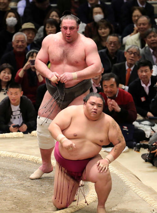 御嶽海(手前)を上手投げで破った栃ノ心(撮影・鈴木正人)