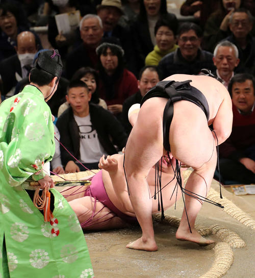 友風(後方)を下手投げで破る竜電(撮影・鈴木正人)