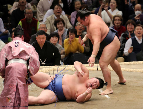 正代(左)をはたき込みで破る鶴竜(撮影・鈴木正人)