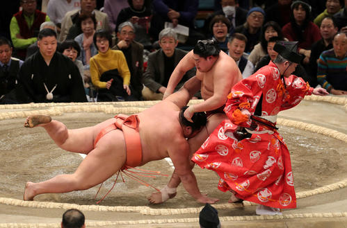 千代大龍(左)を突き落としで破る阿炎 行司は木村晃之助(撮影・鈴木正人)